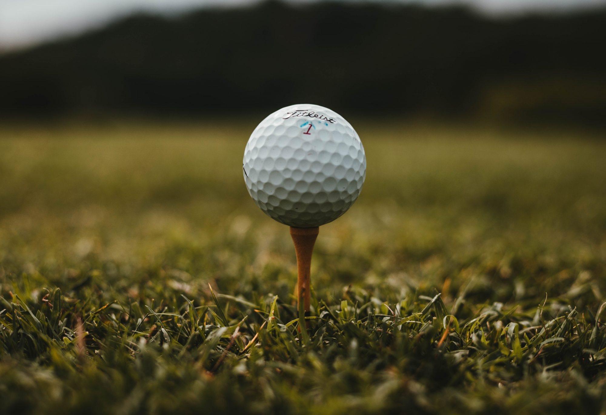 Bilde av en golfball på en gressplen